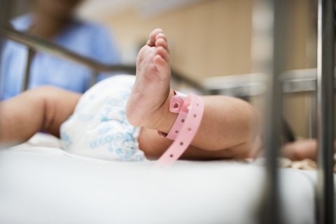 Újszülöttet hagytak újévkor a Heim Pál Gyermekkórház babamentő inkubátorában