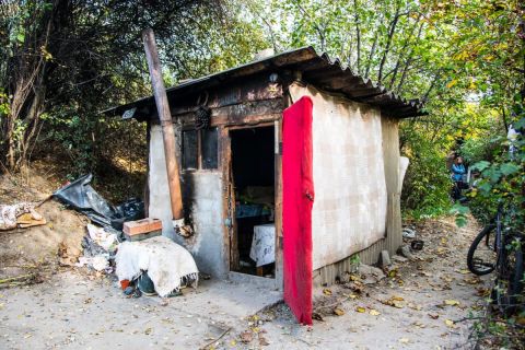 Munkagépekkel rombolták le a hajléktalanok kunyhóit Kispesten
