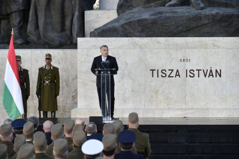 Orbán Viktor miniszterelnök beszédet mond Tisza István emlékművénél a budapesti Kossuth téren 2018. október 31-én. Tisza István egykori miniszterelnököt 100 éve, 1918. október 31-én gyilkolták meg.