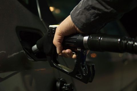 Lerohanta a NAV a benzinkutakat, vizsgálják, hogy mindenhol elég olcsó-e az üzemanyag