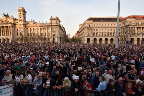 A Facebookon meghirdetett, ellenzéki pártok részvételével tartott demonstráció Budapesten, a Kossuth téren 2018. április 14-én.