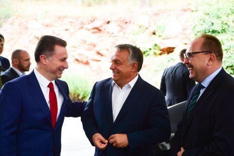 Orbán Viktor Macedóniában 2017 szeptemberében, balról Nikola Gruevszki lapogatja a karját.