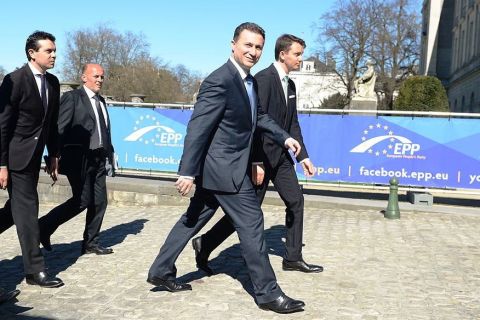Nikola Gruevszki (középen, a kamerába nézve) 2014-ben Brüsszelben, az Európai Néppárt találkozóján.