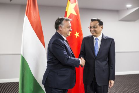 Orbán Viktor és Li Ko-csiang kínai kormányfő 2016-ban, Rigában.