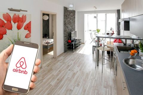 Megadóztatná az Airbnb-s lakásokat a VIII. kerület