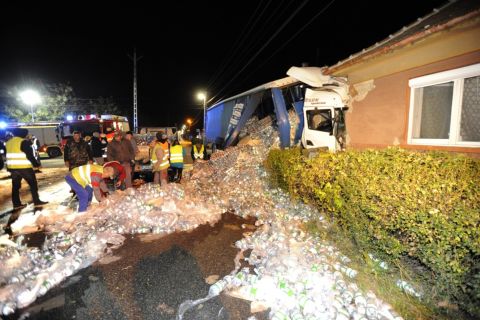 Családi házba csapódott és összetört, ásványvizet szállító kamion Albertirsán 2018. november 15-én. A balesetben a sofőr megsérült.