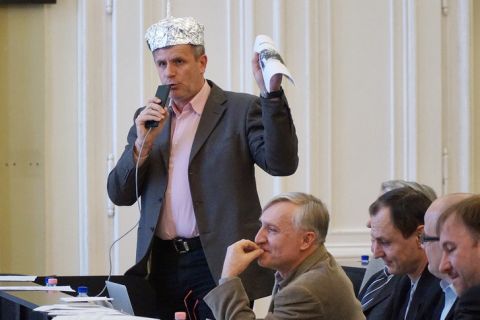 Varga Zoltán, a DK debreceni önkormányzati képviselője alufóliasisakban szólal fel a fideszes városvezetés sorosozása közepette 2018. január 25-én.
