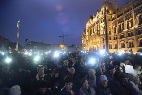 A Tüntetés a tudomány és az oktatás szabadságáért elnevezésû demonstráció résztvevői Budapesten, a Parlament előtti Kossuth téren 2018. november 24-én.