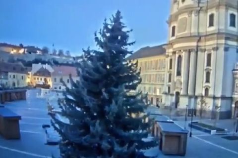 Kinyírta a szélvihar Eger karácsonyfáját – videó