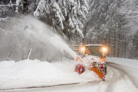 Hókotró takarítja a havat Kékestetőn 2018. február 14-én.