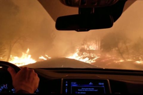 Megrázó videón, ahogy keresztülhajtanak autóval a kaliforniai tűzvészen