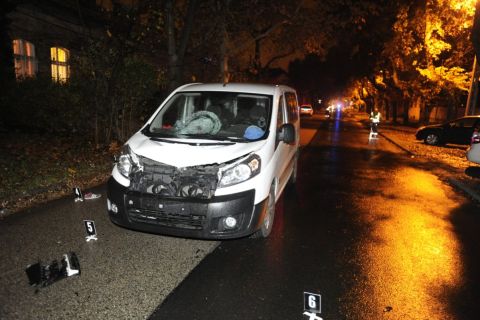 Összetört személyautó a főváros XIX. kerületében, Kispesten, a Vas Gereben utcában, ahol a gépjármű halálra gázolt egy nőt 2018. november 19-én.