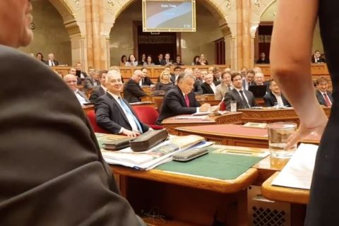 „Hallgass már!” – Németh Szilárdot tanítgatták a parlamentben kulturált vitára