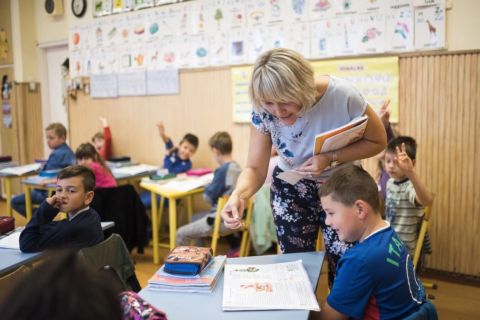 Legényné Balogh Ágota tanítónő, történelemtanár órát tart másodikos osztályában, a nyíregyházi Móricz Zsigmond Általános Iskolában 2017. október 5-én, a pedagógusok világnapján.
