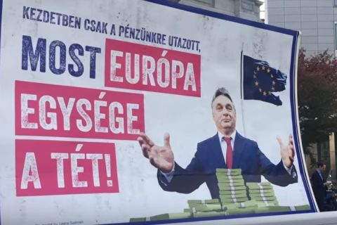Felcsútra, a miniszterelnök házához jön a Brüsszelt járó Orbán-plakát