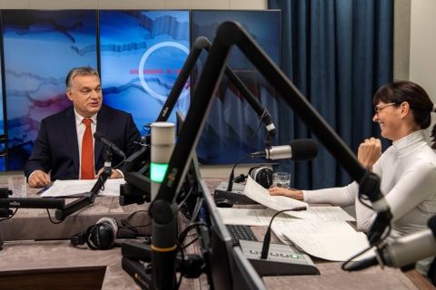 Orbán Viktor a Kossuth rádió Jó reggelt, Magyarország! című műsorában, aki visszamosolyog rá, az Nagy Katalin műsorvezető.