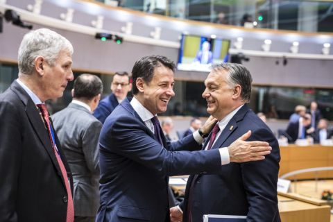 A Miniszterelnöki Sajtóiroda által közreadott képen Orbán Viktor miniszterelnök (j) és Giuseppe Conte olasz kormányfő (k) a rendkívüli Brexit-csúcson Brüsszelben 2018. november 25-én.