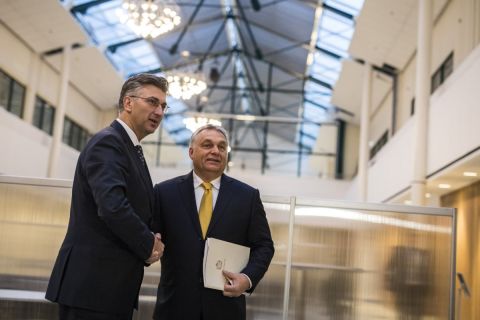 A Miniszterelnöki Sajtóiroda által közzétett képen Orbán Viktor magyar kormányfő (j) és Andrej Plenkovic horvát kormányfő kezet fog tárgyalásuk előtt az Európai Néppárt (EPP) kétnapos kongresszusának nyitónapján Helsinkiben 2018. november 7-én.
