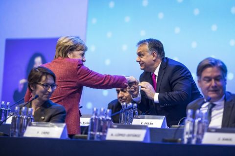 A Miniszterelnöki Sajtóiroda által közreadott képen Orbán Viktor miniszterelnök (j2) és Angela Merkel német kancellár az Európai Néppárt kongresszusa második napján Helsinkiben 2018. november 8-án.