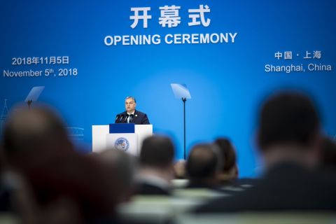 A Miniszterelnöki Sajtóiroda által közzétett képen Orbán Viktor kormányfő beszédet mond Sanghajban, az első Kínai Nemzetközi Import Expón (CIIE) 2018. november 5-én.
