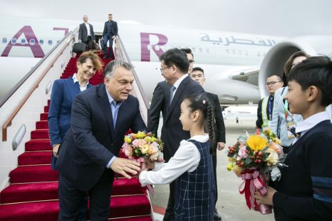 A Hszinhua kínai ügynökség által közreadott képen Orbán Viktor miniszterelnök (b) és felesége, Lévai Anikó a sanghaji repülőtérre érkezik 2018. november 4-én. Orbán Viktor a november 5-én Sanghajban megnyíló első Kínai Nemzetközi Import Expo (CIIE) eseményein vesz részt.