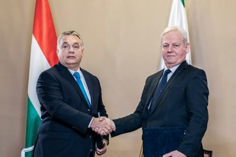 Orbán Viktor miniszterelnök (b) és Tarlós István főpolgármester kezet fog, miután megállapodást írtak alá a főváros napja alkalmából tartott ünnepségen az Újvárosházán 2018. november 17-én.