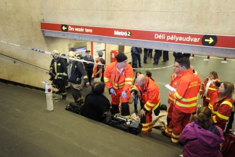 Mentõk dolgoznak a 2-es metró Puskás Ferenc Stadion állomásánál, miután valaki paprikaspray-t fújt ki az egyik szerelvényben 2018. november 24-én. Többen rosszul lettek, az utasokat emiatt ki kellett menekíteni, a szerelvényt vészfékkel állították meg.