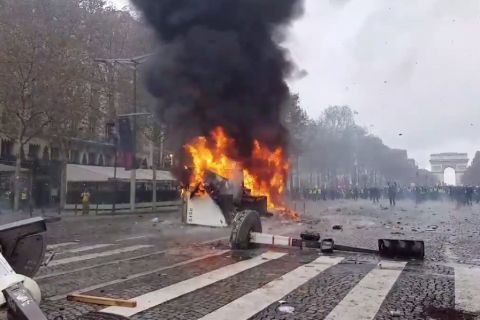 Háborús állapotok Párizsban: összecsaptak a sárga mellényesek közé keveredő szélsőségesek a rendőrökkel