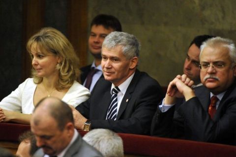 Polt-Palásthy Marianna és a Polt Péter a parlamentben.