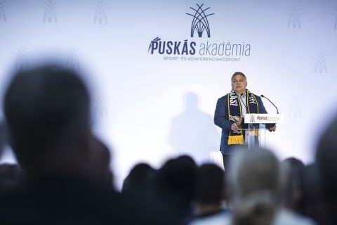 Orbán Viktor miniszterelnök beszédet mond a Puskás Akadémia Sport- és Konferenciaközpont átadó ünnepségén Felcsúton 2018. október 13-án.