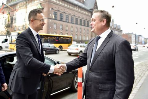 A Külgazdasági és Külügyminisztérium (KKM) által közreadott képen Jens Holst-Nielsen, a dán iparszövetség igazgatója (j) fogadja Szijjártó Péter külgazdasági és külügyminisztert Koppenhágában 2018. november 23-án.
