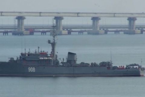 Letaroltak az oroszok egy ukrán hadihajót, az ukránok hadiállapot bevezetését tervezik
