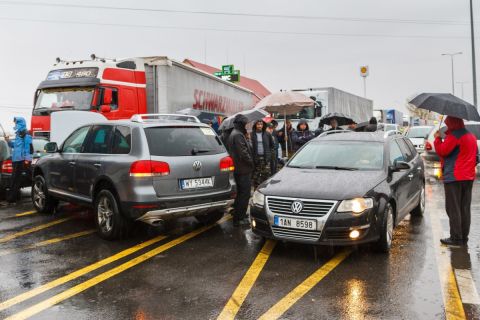 Kárpátaljai autótulajdonosok útlezárással demonstrálnak a Csap-Záhony közúti határátkelőhely Ukrán oldalán 2018. november 26-án. Ukrajnában november 25-től nehezen értelmezhető, szigorú törvényekkel - magas behozatali vám vagy kaució kiszabásával - nehezítették meg az ukrán állampolgároknak, hogy külföldön regisztrált autóikkal lépjenek be az országba és azokat Ukrajnában használják.