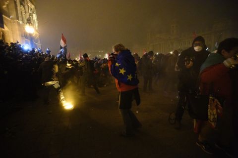 A Szabad Egyetem és a Hallgatói Szakszervezet Tüntetés a rabszolgatörvény ellen / Diák-Munkás szolidaritás címmel meghirdetett demonstráció résztvevõi és rendõrök a Parlament elõtti Kossuth téren 2018. december 13-án.