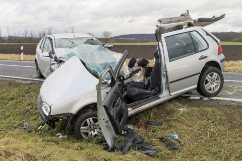 Ütközésben összetört személygépkocsik a 83-as főúton Gyõr és Győrszemere között 2018. december 24-én. A balesetben két ember a helyszínen meghalt, többen megsérültek.