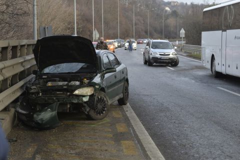 Összetört személygépkocsik 2018. december 27-én az M7-es autópályán Törökbálint térségében, ahol tömegbaleset történt. A Balaton felé vezetõ oldalon hét személyautó, egy kisbusz és egy menetrend szerinti busz karambolozott. A balesetben három ember sérült meg könnyebben, a buszon tizenhárman utaztak, egyiküknek sem esett baja.
