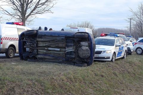 A Bordány és Szeged közötti útról lesodródott és összetört személyautó 2018. december 26-án. A 43-as kilométernél történt balesetben a sofõr a helyszínen életét vesztette.
