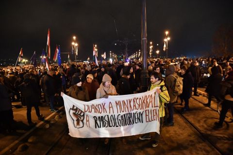 Az ellenzéki pártok kezdeményezésére a munka törvénykönyvének módosítása ellen indult tüntetés résztvevõi a Margit hídon 2018. december 12-én.