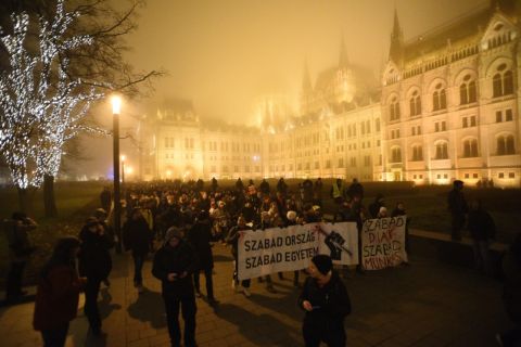 A Szabad Egyetem és a Hallgatói Szakszervezet Tüntetés a rabszolgatörvény ellen / Diák-Munkás szolidaritás címmel meghirdetett demonstráció résztvevõi a Kossuth téren 2018. december 14-ére virradó éjjel.