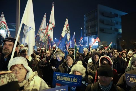 Kormányellenes tüntetés az MTVA székháza elõtt 2018. december 17-én.