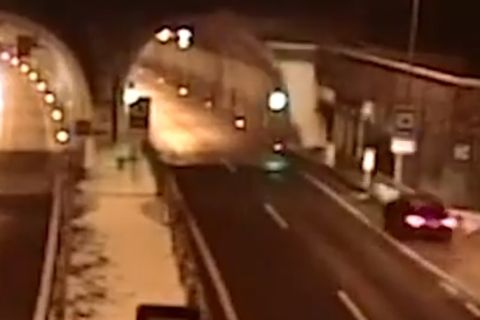 Kaszkadőrmutatványnak beillő horrorbalesetet videóztak egy szlovákiai alagútnál