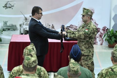 Kránicz Roland, az HM Arzenál Zrt. vezérigazgatója (b) jelképesen átadja a honvédség új fegyvereit Böröndi Gábornak, a Honvéd Vezérkar főnökhelyettesének a Petőfi laktanyában 2018. december 11-én.
