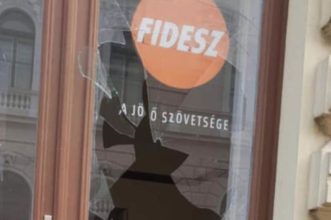 Megtámadták a Fidesz irodájának ajtaját Szegeden