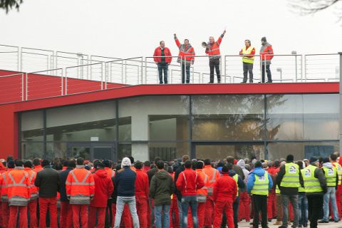 Németh Sándor, az Audi Hungária Független Szakszervezet elnöke beszédet mond az Audi Hungaria Zrt. egyik épületének tetején a kétórás figyelmeztető sztrájk alatt 2017. január 26-án.
