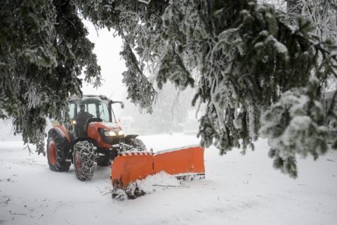 Egy tolólapos traktor havat kotor Kékestetőn 2018. november 27-én.