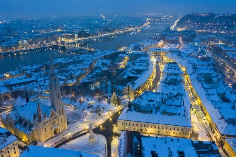 A behavazott Budapest látképe a Budai Várnegyed felől 2018. december 16-án. Előtérben a budavári Nagyboldogasszony-templom, ismertebb nevén Mátyás-templom a Szentháromság téren.