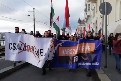 A Jobbik elindult Áderhez, megkérni, hogy ne írja alá a rabszolgatörvényt
