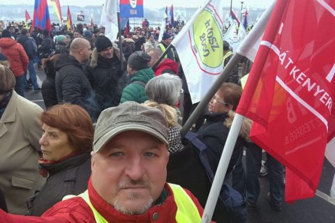 Komjáthi Imre, az MSZP alelnöke a rabszolgatörvény ellen szervezett tüntetésen Budapesten 2018. december 8-án.