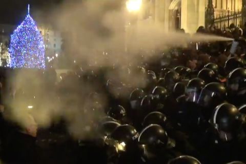 Könnygázt fújnak rohamrendőrök a tüntetőkre a Kossuth téren, a Parlament lépcsőjénél.