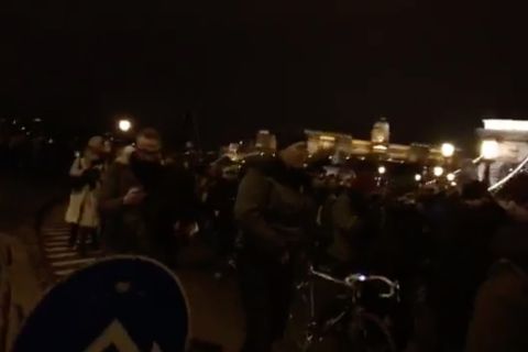 „Túlórázni jöttünk” – a Kossuth térre tartanak a tüntetők